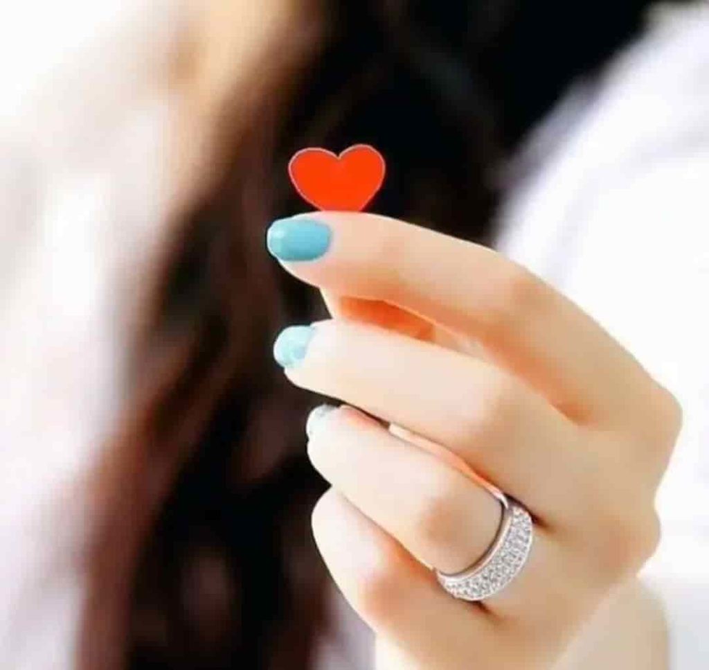 Best and romantic engagement dp for whatsapp